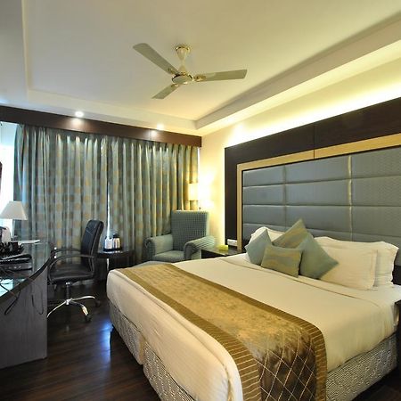 โฮเต็ล รอยัล คลิฟฟ์ Hotel กานปูร์ ภายนอก รูปภาพ