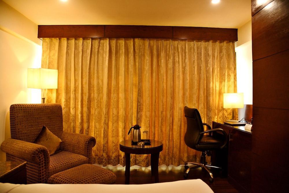 โฮเต็ล รอยัล คลิฟฟ์ Hotel กานปูร์ ภายนอก รูปภาพ