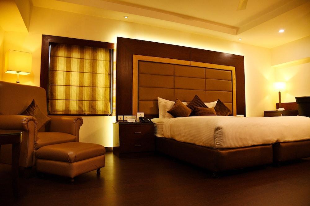 โฮเต็ล รอยัล คลิฟฟ์ Hotel กานปูร์ ภายนอก รูปภาพ