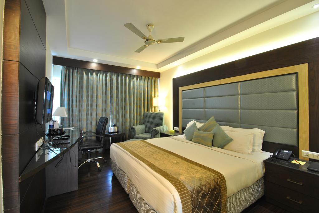 โฮเต็ล รอยัล คลิฟฟ์ Hotel กานปูร์ ภายนอก รูปภาพ