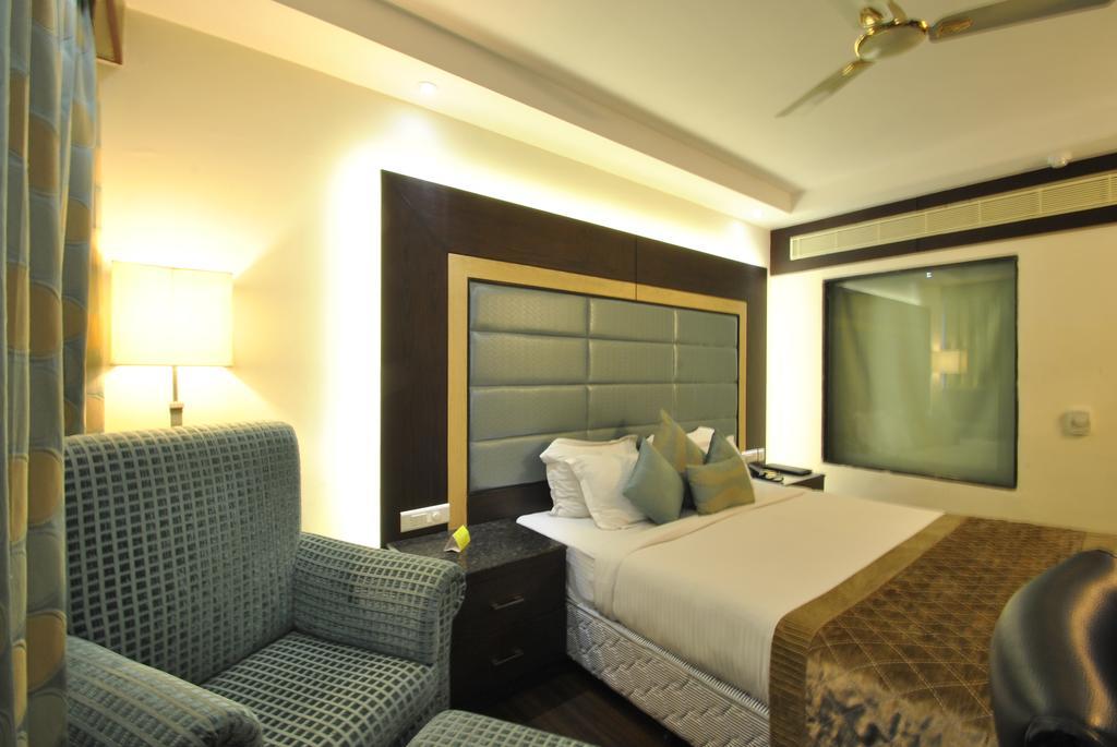 โฮเต็ล รอยัล คลิฟฟ์ Hotel กานปูร์ ภายนอก รูปภาพ