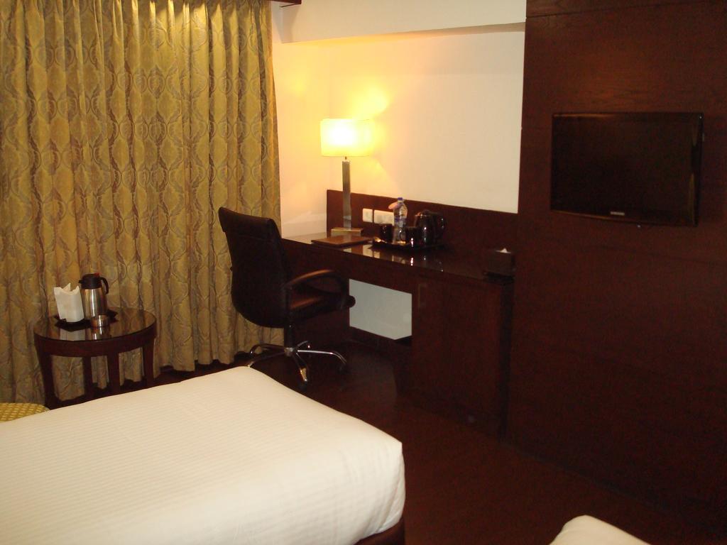 โฮเต็ล รอยัล คลิฟฟ์ Hotel กานปูร์ ภายนอก รูปภาพ