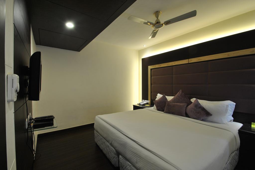โฮเต็ล รอยัล คลิฟฟ์ Hotel กานปูร์ ภายนอก รูปภาพ