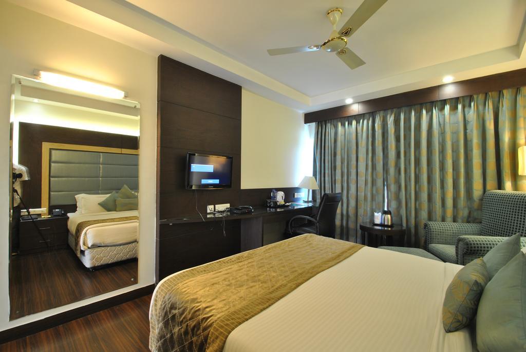 โฮเต็ล รอยัล คลิฟฟ์ Hotel กานปูร์ ภายนอก รูปภาพ