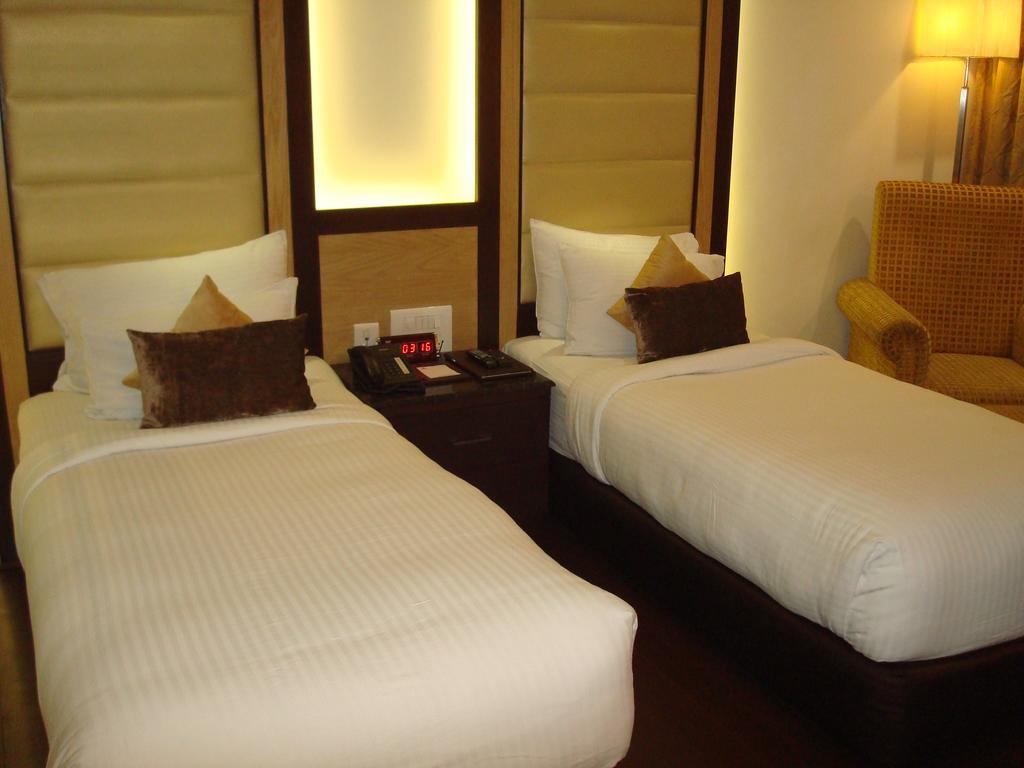 โฮเต็ล รอยัล คลิฟฟ์ Hotel กานปูร์ ภายนอก รูปภาพ