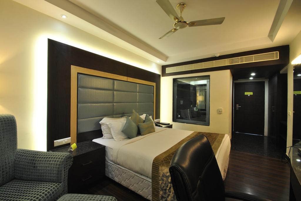 โฮเต็ล รอยัล คลิฟฟ์ Hotel กานปูร์ ภายนอก รูปภาพ