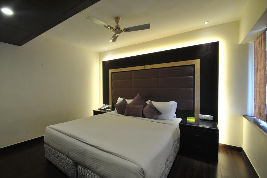 โฮเต็ล รอยัล คลิฟฟ์ Hotel กานปูร์ ภายนอก รูปภาพ