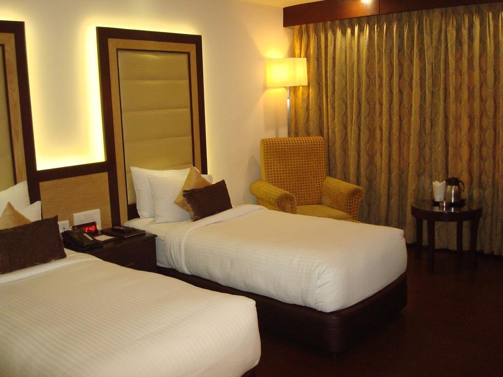 โฮเต็ล รอยัล คลิฟฟ์ Hotel กานปูร์ ภายนอก รูปภาพ